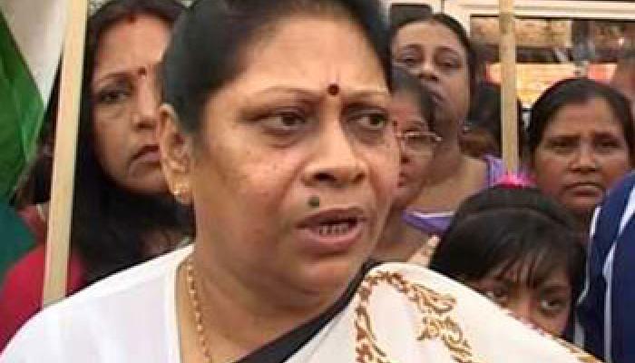 চেয়ারপার্সন ও কাউন্সিলরের বেনজির তরজা, পুরসভাতেই মালা রায়ের দিকে কাগজ ছুঁড়লেন প্রকাশ উপাধ্যায় চেয়ারপার্সন ও কাউন্সিলরের বেনজির তরজা, পুরসভাতেই মালা রায়ের দিকে কাগজ ছুঁড়লেন প্রকাশ উপাধ্যায়