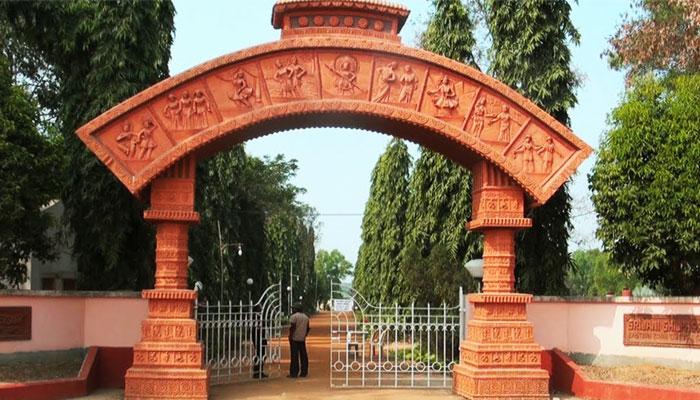 শান্তিনিকেতনের প্রান্তিকে সরকারি জমি বিক্রি করে দিচ্ছে স্থানীয় তৃণমূল শান্তিনিকেতনের প্রান্তিকে সরকারি জমি বিক্রি করে দিচ্ছে স্থানীয় তৃণমূল