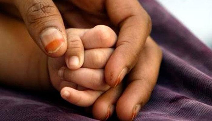 স্যালাইনের চ্যানেল খুলতে গিয়ে শিশুর আঙুল কেটে বাদ দিলেন নার্স! স্যালাইনের চ্যানেল খুলতে গিয়ে শিশুর আঙুল কেটে বাদ দিলেন নার্স!