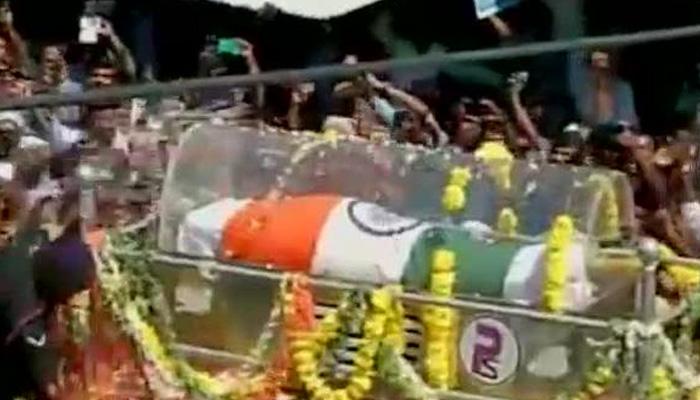 পূর্ণ রাষ্ট্রীয় মর্যাদায় রামেশ্বরমে শেষকৃত্য সম্পন্ন এপিজে আবদুল কালামের পূর্ণ রাষ্ট্রীয় মর্যাদায় রামেশ্বরমে শেষকৃত্য সম্পন্ন এপিজে আবদুল কালামের