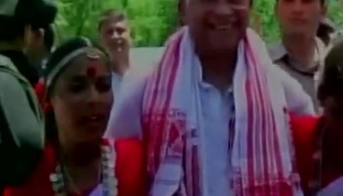 কালামের মৃত্যুতে রাষ্ট্রীয় শোকের মাঝে নেচে বিতর্কে অসমের মুখ্যমন্ত্রী কালামের মৃত্যুতে রাষ্ট্রীয় শোকের মাঝে নেচে বিতর্কে অসমের মুখ্যমন্ত্রী