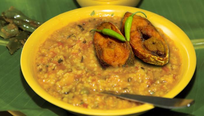 বর্ষামঙ্গল: খিচুড়ি ও ইলিশ ভাজা বর্ষামঙ্গল: খিচুড়ি ও ইলিশ ভাজা