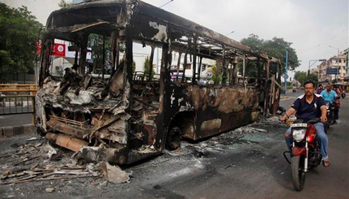 গুজরাতের রাস্তায় রাস্তায় এখন সেনাদের ভারী বুটের শব্দ, মৃত বেড়ে ৮, রাতভর সংঘর্ষ, চাপা উত্তেজনা রাজ্যুজুড়ে গুজরাতের রাস্তায় রাস্তায় এখন সেনাদের ভারী বুটের শব্দ, মৃত বেড়ে ৮, রাতভর সংঘর্ষ, চাপা উত্তেজনা রাজ্যুজুড়ে