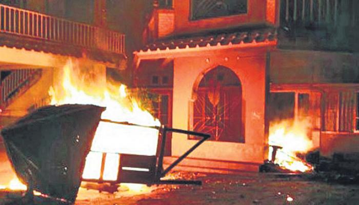 বিক্ষোভে উত্তাল মণিপুর, মৃত ৩, জ্বালানো হল এক মন্ত্রী ও ২ বিধায়কের বাড়ি বিক্ষোভে উত্তাল মণিপুর, মৃত ৩, জ্বালানো হল এক মন্ত্রী ও ২ বিধায়কের বাড়ি