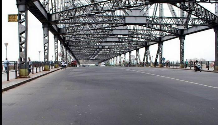 শুনশান মহানগরে বিক্ষিপ্ত সংঘর্ষ, ফাঁকাই ছুটল বাস, রাস্তায় মানুষের চেয়ে পুলিসই বেশি শুনশান মহানগরে বিক্ষিপ্ত সংঘর্ষ, ফাঁকাই ছুটল বাস, রাস্তায় মানুষের চেয়ে পুলিসই বেশি