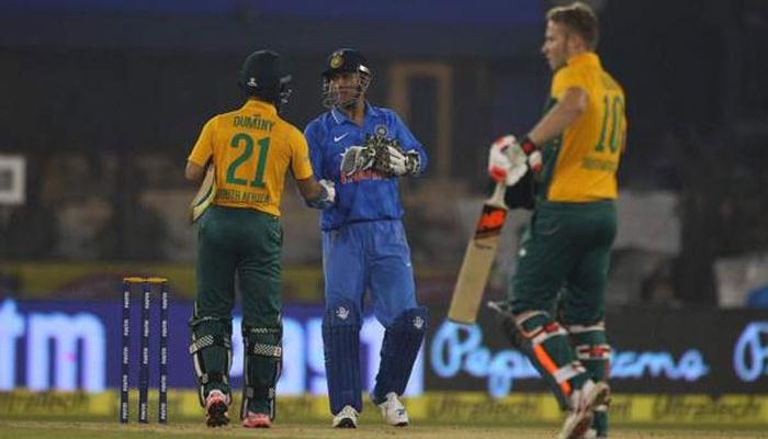ভোট নাটকের মাঝে কাল শহরে কুড়ির ক্রিকেট, ধোনিদের চার্জ দিতে নামতে হল সৌরভকে ভোট নাটকের মাঝে কাল শহরে কুড়ির ক্রিকেট, ধোনিদের চার্জ দিতে নামতে হল সৌরভকে