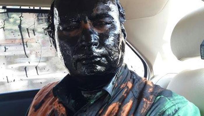 প্রাক্তন পাক মন্ত্রীর বই প্রকাশ অনুষ্ঠানের আয়োজকের মুখে কালি লাগাল শিবসেনা প্রাক্তন পাক মন্ত্রীর বই প্রকাশ অনুষ্ঠানের আয়োজকের মুখে কালি লাগাল শিবসেনা