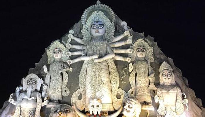 বিগ বি-র “প্রচারের” পরও বিগ ফ্লপ হয়েই থাকতে হল বিগেস্ট দুর্গাপ্রতিমাকে বিগ বি-র “প্রচারের” পরও বিগ ফ্লপ হয়েই থাকতে হল বিগেস্ট দুর্গাপ্রতিমাকে