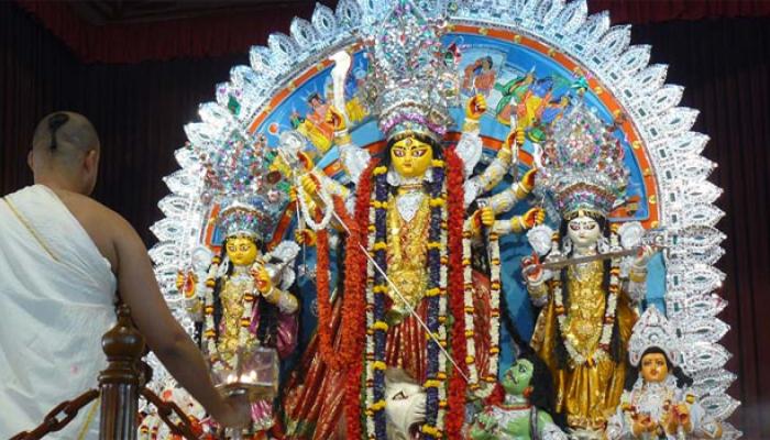 মন খারাপ শুরু, তবে নবমীর আমেজ রাখতে নাছোড় আমবাঙালি, বনেদি বাড়িতে আজই উমার কৈলাসযাত্রা মন খারাপ শুরু, তবে নবমীর আমেজ রাখতে নাছোড় আমবাঙালি, বনেদি বাড়িতে আজই উমার কৈলাসযাত্রা