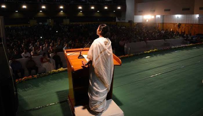 বাঁকুড়ায় প্রশাসনিক বৈঠকে মমতা, জনসভা থেকে উদ্বোধন করবেন ৮০টি প্রকল্প বাঁকুড়ায় প্রশাসনিক বৈঠকে মমতা, জনসভা থেকে উদ্বোধন করবেন ৮০টি প্রকল্প