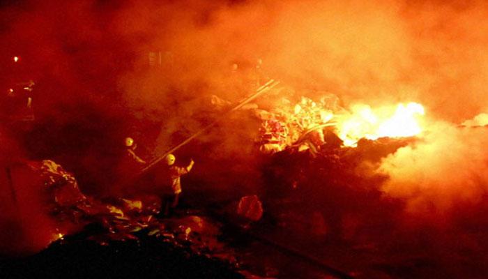 বেলেঘাটার প্লাস্টিক গুদামে ভয়াবহ আগুন, ঘটনাস্থলে দমকলের ২০টি ইঞ্জিন বেলেঘাটার প্লাস্টিক গুদামে ভয়াবহ আগুন, ঘটনাস্থলে দমকলের ২০টি ইঞ্জিন