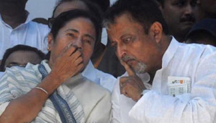 'কেমন আছো মুকুল?' প্রশ্ন মমতার, দাদা-দিদি আবার মুখোমুখি 'কেমন আছো মুকুল?' প্রশ্ন মমতার, দাদা-দিদি আবার মুখোমুখি