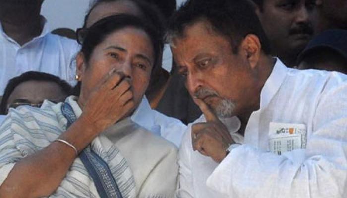 দুরত্ব আরও কমছে, এবার সরাসরি দলের কাজে ফিরলেন মুকুল রায় দুরত্ব আরও কমছে, এবার সরাসরি দলের কাজে ফিরলেন মুকুল রায়