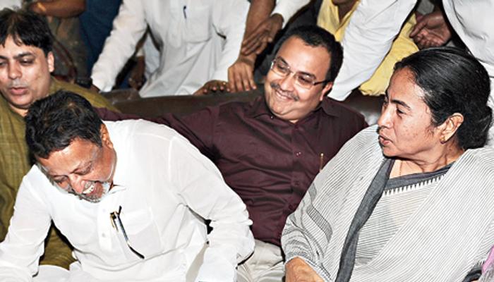 কোন সমীকরণে তৃণমূলে ঘর ওয়াপসি মুকুল রায়ের? সবটাই গট-আপ! কোন সমীকরণে তৃণমূলে ঘর ওয়াপসি মুকুল রায়ের? সবটাই গট-আপ!