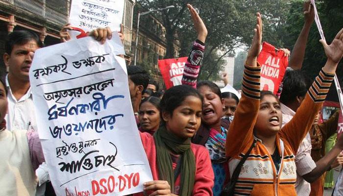 'বাধা দিলেই ফেলে দেওয়া হবে', এই হুমকি দিয়েই ধর্ষণ করে জওয়ানরা 'বাধা দিলেই ফেলে দেওয়া হবে', এই হুমকি দিয়েই ধর্ষণ করে জওয়ানরা