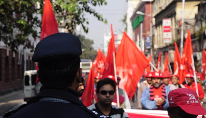 মুখ্যমন্ত্রীকে জেরা, প্রতারিতদের টাকা ফেরতের দাবিতে বামেদের সিবিআই দফতর অভিযান মুখ্যমন্ত্রীকে জেরা, প্রতারিতদের টাকা ফেরতের দাবিতে বামেদের সিবিআই দফতর অভিযান