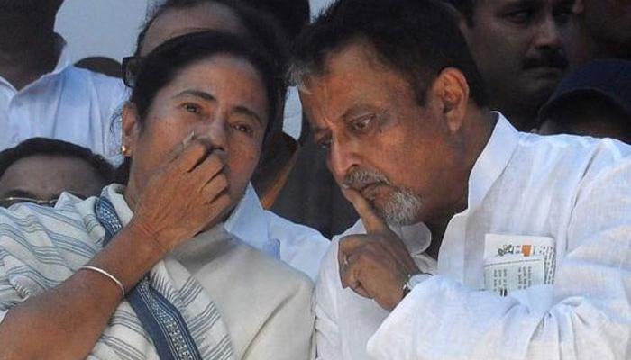 ফের মমতার গাড়িতে সওয়ার মুকুল ফের মমতার গাড়িতে সওয়ার মুকুল