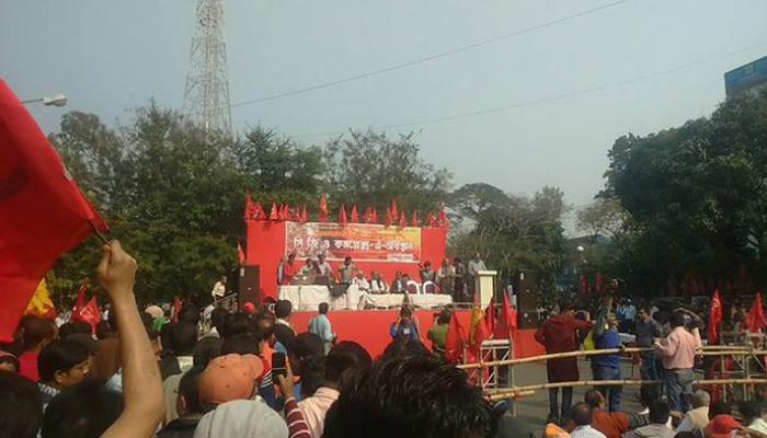 সারদা তদন্তে জেরা করতে হবে মুখ্যমন্ত্রীকে, সিবিআইয়ের দরজায় দাঁড়িয়ে দাবি বামেদের সারদা তদন্তে জেরা করতে হবে মুখ্যমন্ত্রীকে, সিবিআইয়ের দরজায় দাঁড়িয়ে দাবি বামেদের