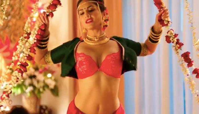 মস্তিজাদে মুক্তির আগে চাপ কাটিয়ে মস্তিতেই সানি মস্তিজাদে মুক্তির আগে চাপ কাটিয়ে মস্তিতেই সানি