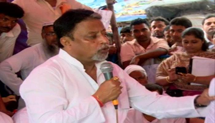মুকুলের আশ্বাসে অনশন তুললেন শিক্ষকেরা মুকুলের আশ্বাসে অনশন তুললেন শিক্ষকেরা