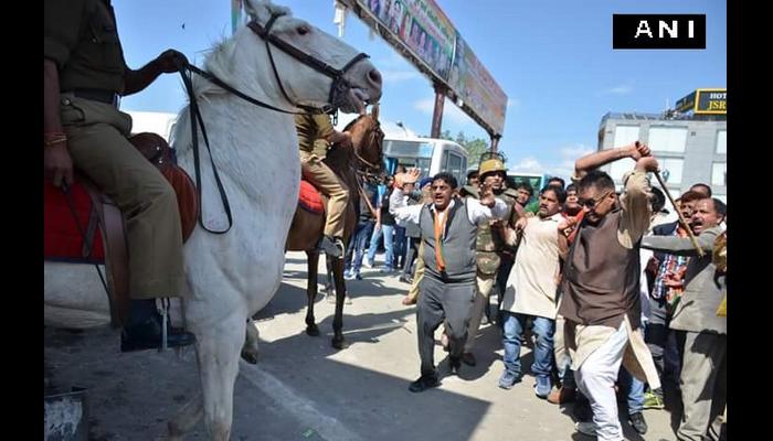 'দেশদ্রোহী' ঘোড়ার পা ভাঙলেন বিজেপি বিধায়ক 'দেশদ্রোহী' ঘোড়ার পা ভাঙলেন বিজেপি বিধায়ক