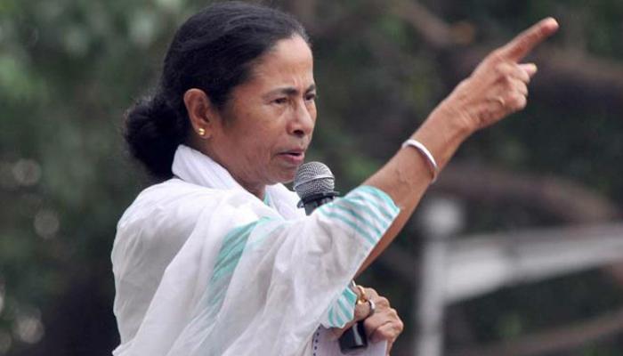কমিশনকে তোপ দাগলেন মুখ্যমন্ত্রী কমিশনকে তোপ দাগলেন মুখ্যমন্ত্রী