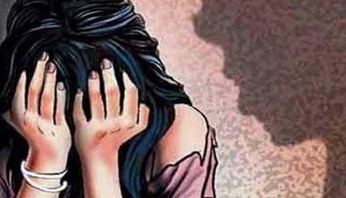 ধর্ষক বাবার বিরুদ্ধে অভিনব পন্থায় প্রমাণ মেয়ের ধর্ষক বাবার বিরুদ্ধে অভিনব পন্থায় প্রমাণ মেয়ের