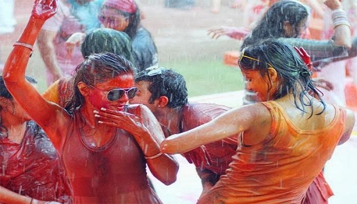 ‘অবাধ্য’ রঙের হাত থেকে কীভাবে বাঁচাবেন ত্বক ও চুলকে? ‘অবাধ্য’ রঙের হাত থেকে কীভাবে বাঁচাবেন ত্বক ও চুলকে?