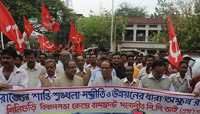 বিজয় মিছিলের মত মিছিল করে মনোনয়ন জমা দিলেন শিলিগুড়ির সিপিএম প্রার্থী অশোক ভট্টাচার্য বিজয় মিছিলের মত মিছিল করে মনোনয়ন জমা দিলেন শিলিগুড়ির সিপিএম প্রার্থী অশোক ভট্টাচার্য