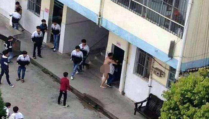 প্রকাশ্য দিবালোকে স্কুল ক্যাম্পাসে নগ্ন হয়ে ছাত্রীকে ধর্ষণ করছে শিক্ষক! প্রকাশ্য দিবালোকে স্কুল ক্যাম্পাসে নগ্ন হয়ে ছাত্রীকে ধর্ষণ করছে শিক্ষক!