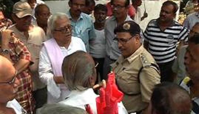 সিপিএমের বন্ধ পার্টি অফিস খোলাকে কেন্দ্র করে উত্তেজনা ছড়াল ট্যাঙরায় সিপিএমের বন্ধ পার্টি অফিস খোলাকে কেন্দ্র করে উত্তেজনা ছড়াল ট্যাঙরায়