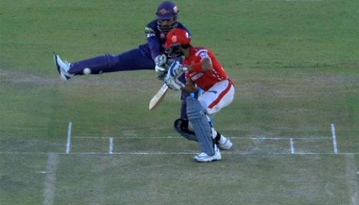 গ্লাভস নয়,বাউন্ডারি আটকাতে এবার কামাল ধোনির পায়ের (ভিডিও) গ্লাভস নয়,বাউন্ডারি আটকাতে এবার কামাল ধোনির পায়ের (ভিডিও)