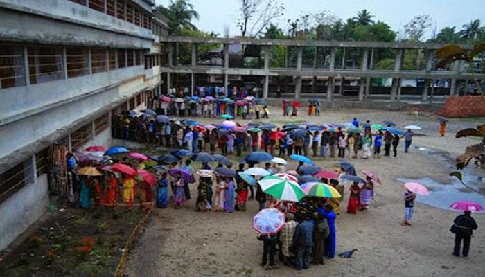 খণ্ডঘোষে বাম ভোটারদের হুমকি, রায়নায় বসতে দেওয়া হল না বিরোধী এজেন্টকে খণ্ডঘোষে বাম ভোটারদের হুমকি, রায়নায় বসতে দেওয়া হল না বিরোধী এজেন্টকে
