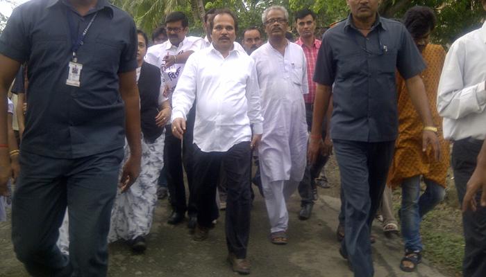 হালিশহরে গিয়ে ভোটে আক্রান্ত তিন বছরের শিশুকে দেখে এলেন বিরোধীরা হালিশহরে গিয়ে ভোটে আক্রান্ত তিন বছরের শিশুকে দেখে এলেন বিরোধীরা