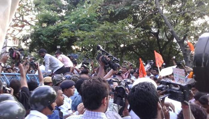 পাল্টা মিছিলে ব্যারিকেড টপকে এগোনোর চেষ্টা ABVP সমর্থকদের, ধাক্কাধাক্কিতে আহত RSS নেতা পাল্টা মিছিলে ব্যারিকেড টপকে এগোনোর চেষ্টা ABVP সমর্থকদের, ধাক্কাধাক্কিতে আহত RSS নেতা