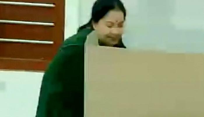 তিন রাজ্যে নির্বিঘ্নে চলছে ভোটগ্রহণ, ভাগ্য নির্ধারণ জয়ললিতা, শ্রীসন্থর তিন রাজ্যে নির্বিঘ্নে চলছে ভোটগ্রহণ, ভাগ্য নির্ধারণ জয়ললিতা, শ্রীসন্থর