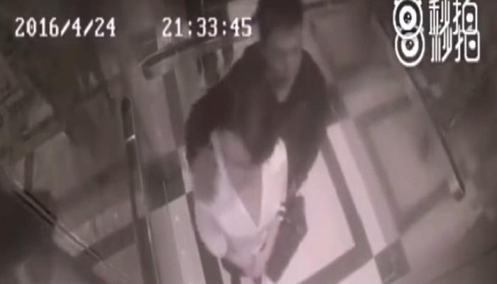 OMG! শ্লীলতাহানির 'শিক্ষা' দিতে অভিযু্ক্তকে যেভাবে মারলেন যুবতী (ভিডিও) OMG! শ্লীলতাহানির 'শিক্ষা' দিতে অভিযু্ক্তকে যেভাবে মারলেন যুবতী (ভিডিও)