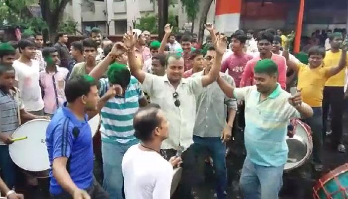 ঢাক বাজছে কালীঘাটে, কাঁসি ঘণ্টা নিয়ে সমর্থকদের উল্লাস সল্টলেকে ঢাক বাজছে কালীঘাটে, কাঁসি ঘণ্টা নিয়ে সমর্থকদের উল্লাস সল্টলেকে