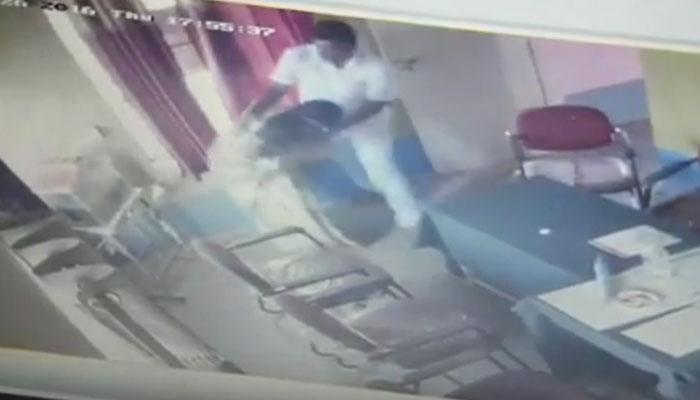 গ্রাম পঞ্চায়েত প্রধানের ধর্ষণ করার চেষ্টা ধরা পড়ল ক্যামেরায়! গ্রাম পঞ্চায়েত প্রধানের ধর্ষণ করার চেষ্টা ধরা পড়ল ক্যামেরায়!