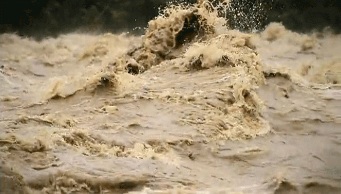 বর্ষার মুখে ভাঙল নদীর বাধ, ঘরছাড়া তীরবর্তী অঞ্চলের বাসিন্দারা বর্ষার মুখে ভাঙল নদীর বাধ, ঘরছাড়া তীরবর্তী অঞ্চলের বাসিন্দারা