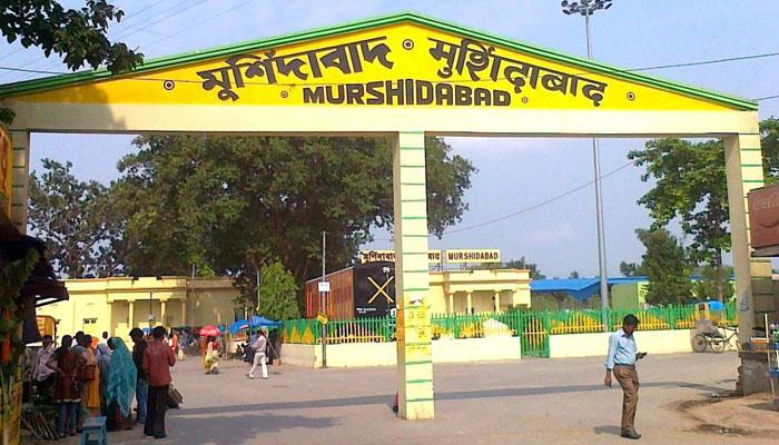 নির্ধারিত পরিমাণের তুলনায় খাদ্য সামগ্রী কম দেওয়ায় রেশন দোকান ও ডিলারের বাড়িতে ভাঙচুর নির্ধারিত পরিমাণের তুলনায় খাদ্য সামগ্রী কম দেওয়ায় রেশন দোকান ও ডিলারের বাড়িতে ভাঙচুর