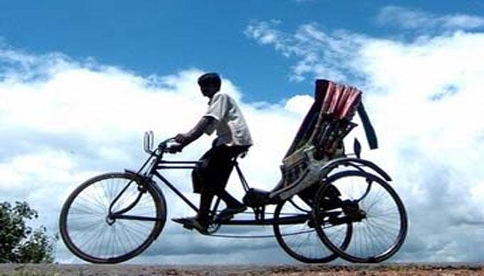 রিক্সা চালকের বিরল সততা দেখল রায়গঞ্জ রিক্সা চালকের বিরল সততা দেখল রায়গঞ্জ