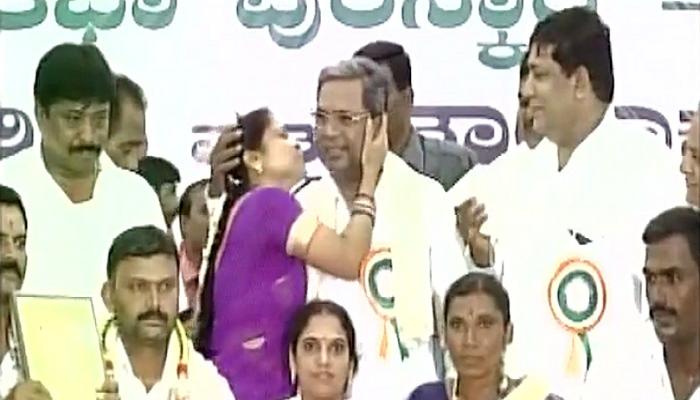 ভরা সভায় মুখ্যমন্ত্রীকে চুমু খেলেন পঞ্চায়েত সদস্য ! ভরা সভায় মুখ্যমন্ত্রীকে চুমু খেলেন পঞ্চায়েত সদস্য !