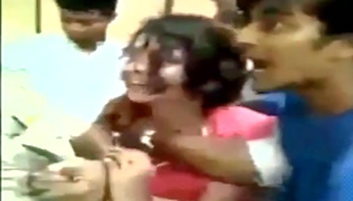 পুলিসকে থুতু ছিটিয়ে, কামড়ে, চড় মেরে 'ভাইরাল' থানায় মদ্যপ তরুণীর কীর্তি! পুলিসকে থুতু ছিটিয়ে, কামড়ে, চড় মেরে 'ভাইরাল' থানায় মদ্যপ তরুণীর কীর্তি!