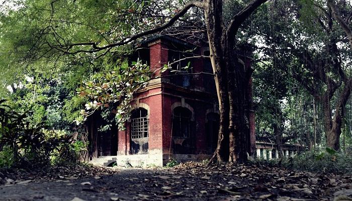 একশো বছরের প্রাচীন এই বাড়ি ভূতের! একশো বছরের প্রাচীন এই বাড়ি ভূতের!