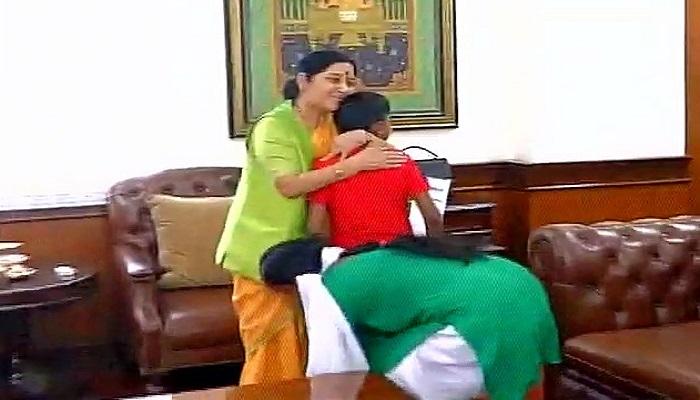 "ঈদে এর চেয়ে ভালো উপহার হয় না", ছেলেকে কাছে পেয়ে প্রতিক্রিয়া সোনুর বাবা-মায়ের "ঈদে এর চেয়ে ভালো উপহার হয় না", ছেলেকে কাছে পেয়ে প্রতিক্রিয়া সোনুর বাবা-মায়ের