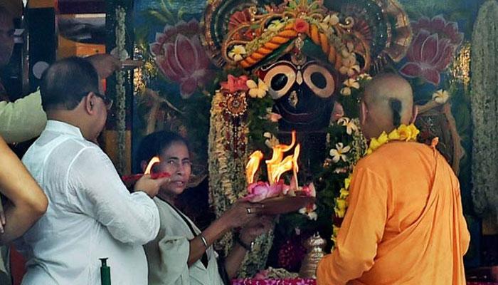 কলকাতাতে রথ ঘিরে উত্সবের উন্মাদনা তুঙ্গে কলকাতাতে রথ ঘিরে উত্সবের উন্মাদনা তুঙ্গে