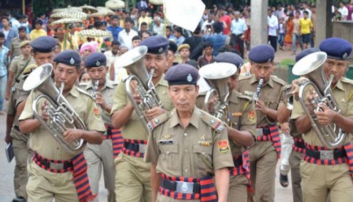 যে পুজোয় পুরোহিতকে রাষ্ট্রীয় সেলামি দেয় পুলিস! যে পুজোয় পুরোহিতকে রাষ্ট্রীয় সেলামি দেয় পুলিস!