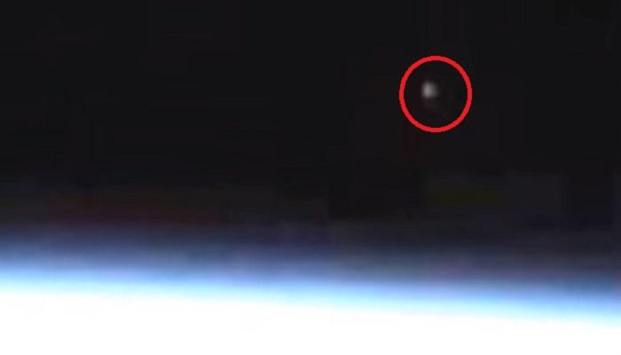 NASA-র ক্যামেরায় 'লাইভ' ধরা পড়ল পৃথিবীর আকাশে UFO! (ভিডিও) NASA-র ক্যামেরায় 'লাইভ' ধরা পড়ল পৃথিবীর আকাশে UFO! (ভিডিও)