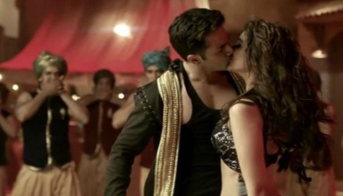 বলা নেই কওয়া নেই, সাংবাদিকদের সামনে এই নায়িকাকে সটান চুমু খেয়ে ফেললেন নায়ক বলা নেই কওয়া নেই, সাংবাদিকদের সামনে এই নায়িকাকে সটান চুমু খেয়ে ফেললেন নায়ক